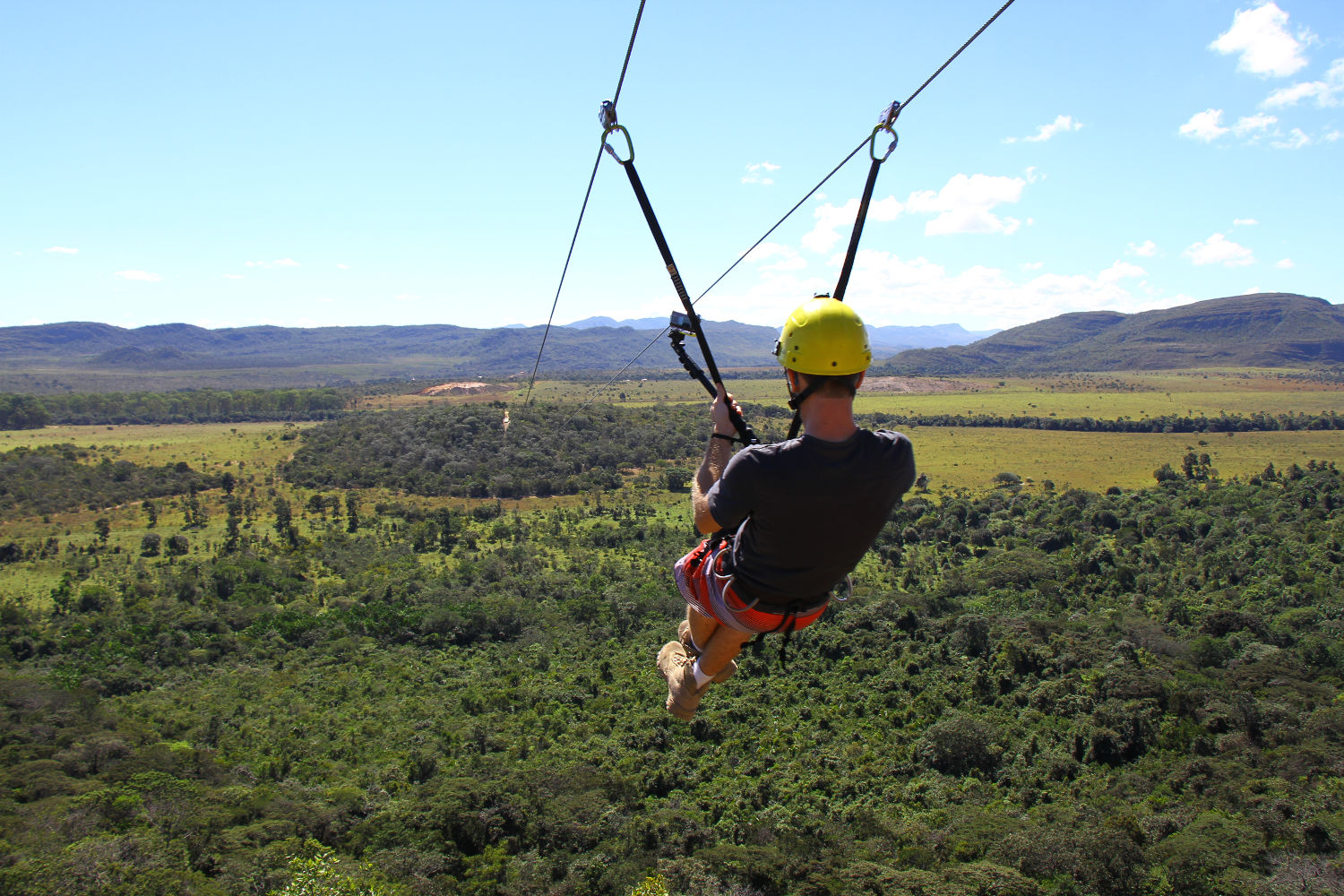 Médico quase cai de tirolesa de bicicleta e expõe falhas de segurança no Bali Park; VEJA VÍDEO