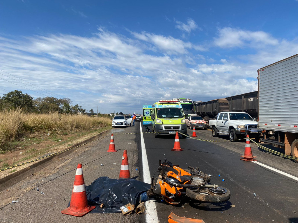 Motociclista morre após ser atropelado por caminhão na BR-364 em Jaciara; VEJA VÍDEO