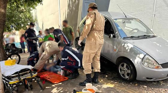 Motorista passa mal, desce avenida de ré na contramão