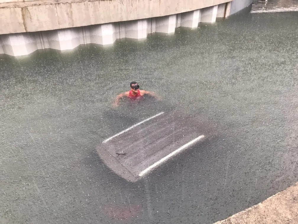 Homem "mergulha" em rua alagada durante tempestade e viraliza na internet; VEJA VÍDEO