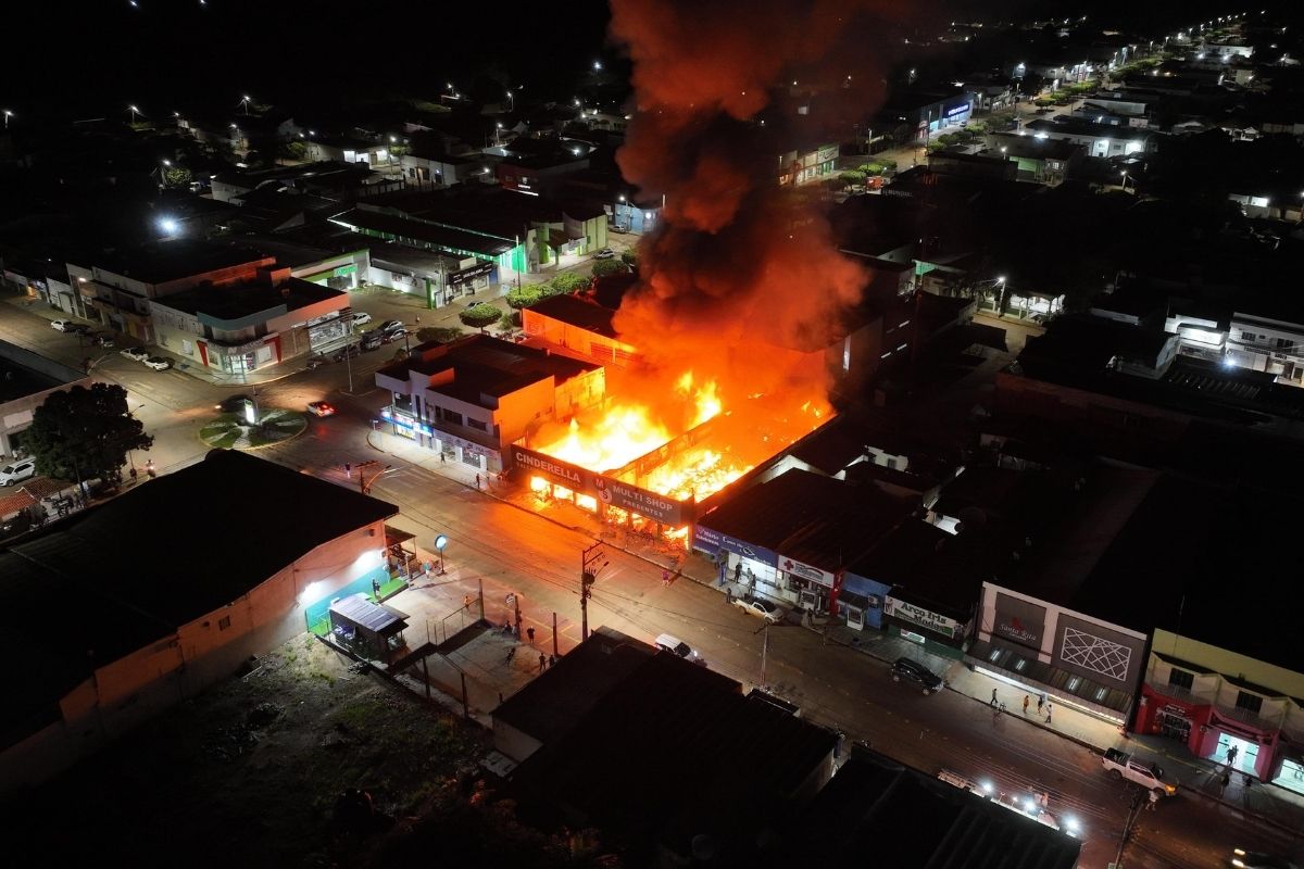 Incêndio destrói lojas em Paranatinga e deixa rastro de suspeitas e indignação