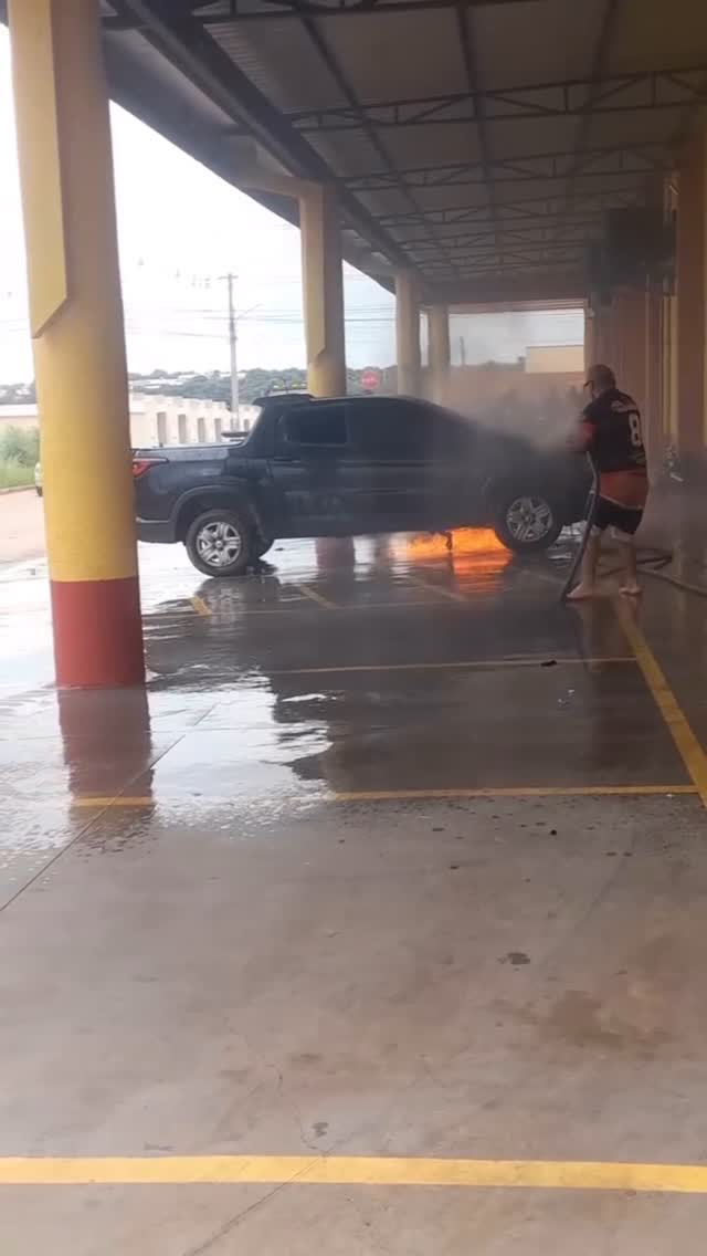 Chamas tomam veículo em supermercado