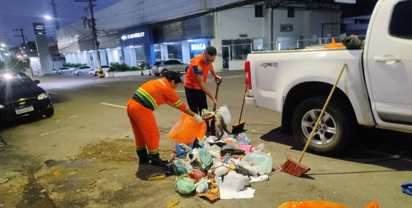 Caminhonete S10 vira aliada na limpeza urbana em Manaus e surpreende moradores; VEJA VÍDEO