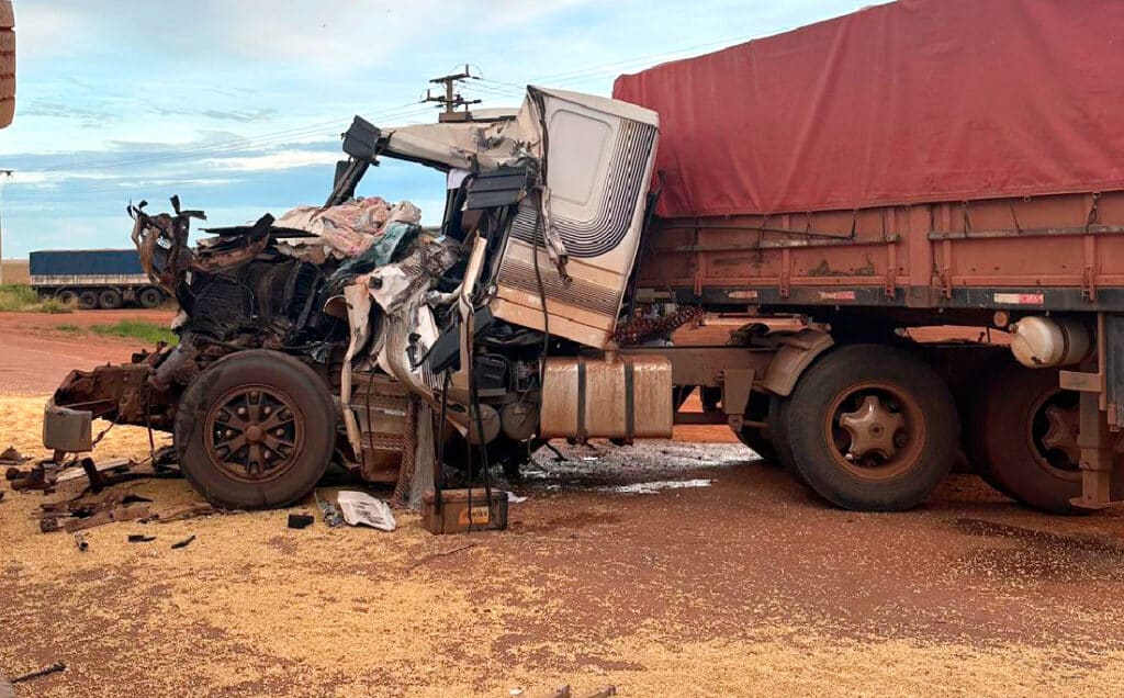 colisão entre carretas paralisa rodovia MT-338