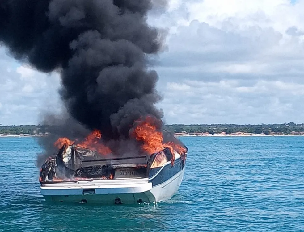 Lancha pega fogo em praia de SC e resgate emociona; VEJA VÍDEO