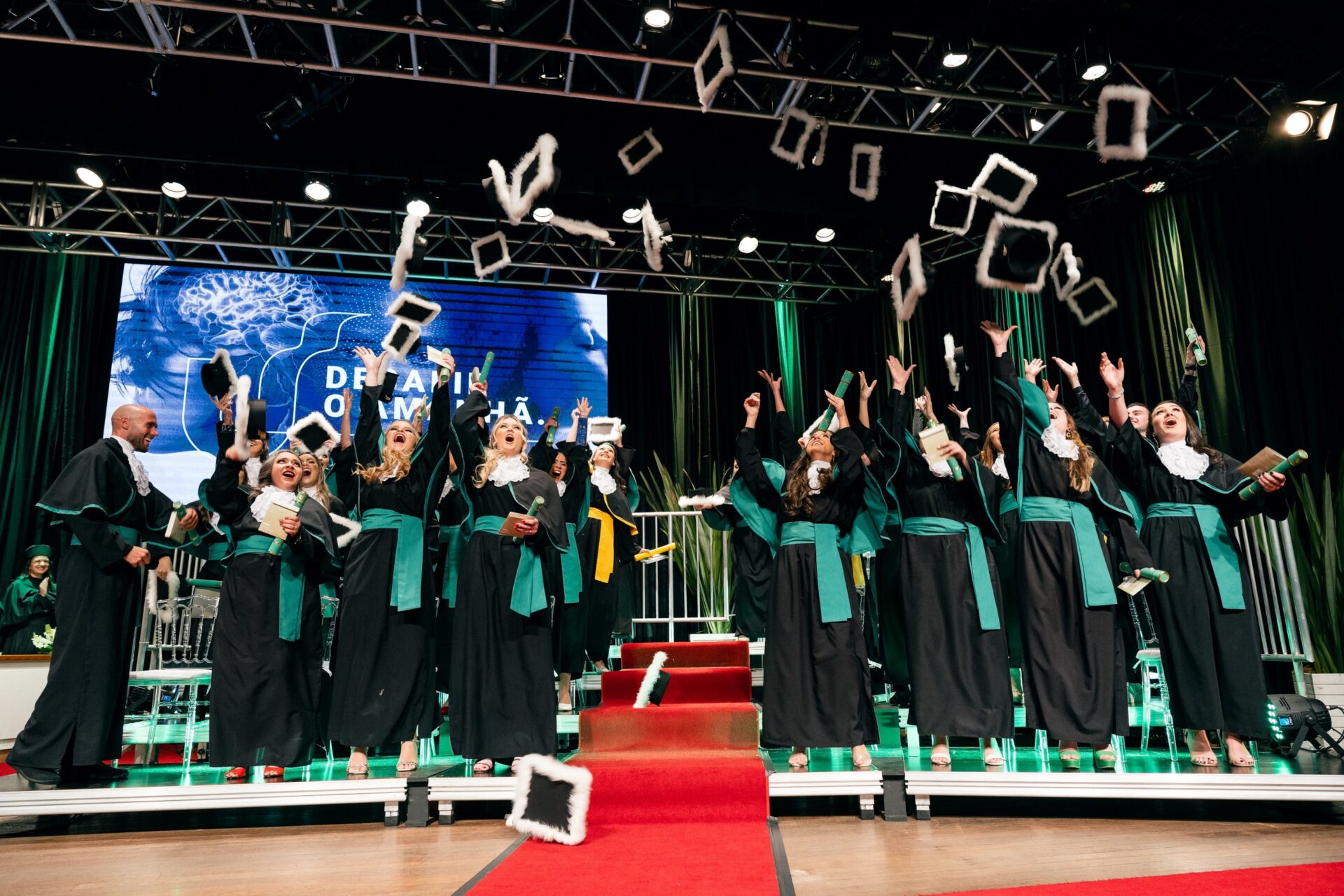 Empresa abandona formaturas de Medicina e causa revolta