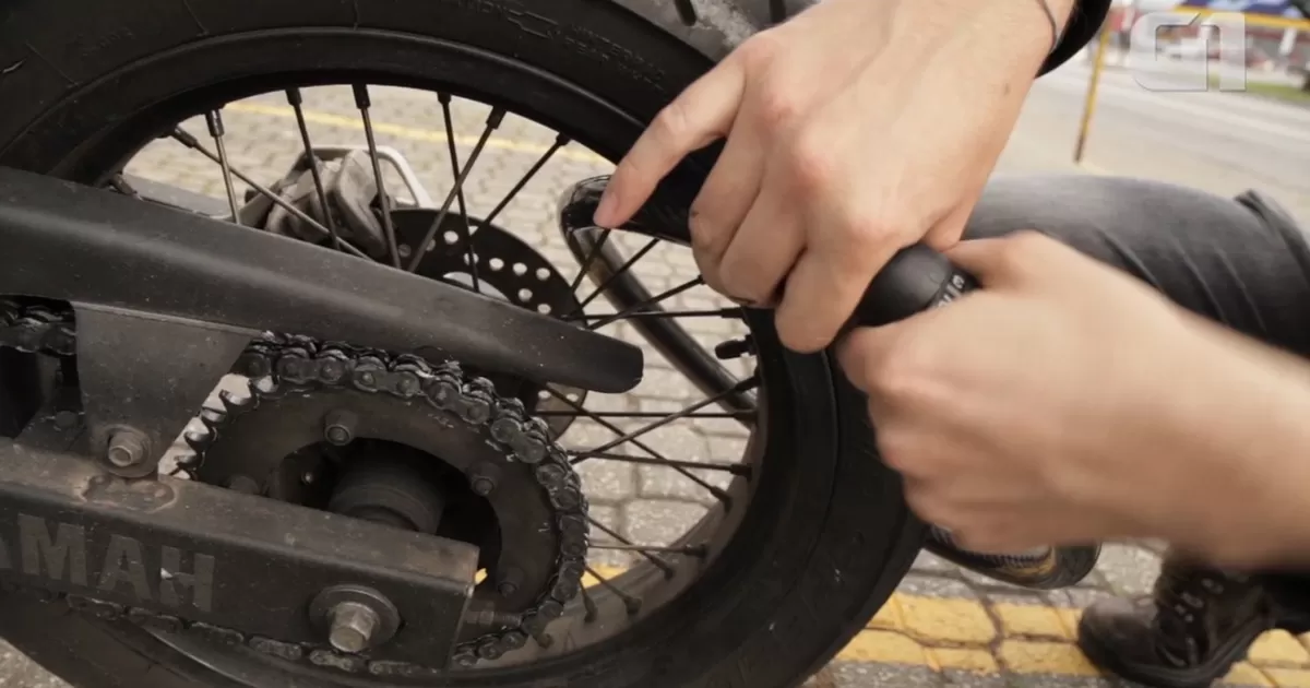 Homem impede roubo de moto com voadora em Sorocaba e vídeo viraliza; VEJA VÍDEO