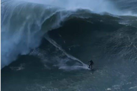 Tempestade Hermínia gera ondas gigantes em Nazaré e desafia surfista brasileiro; VEJA VÍDEO