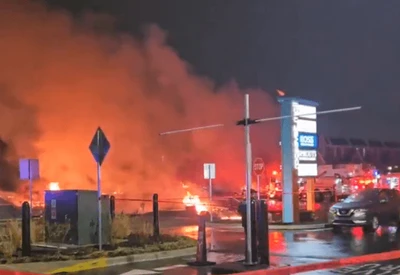 Avião de pequeno porte cai na Filadélfia e atinge casas e shopping; VEJA VÍDEO