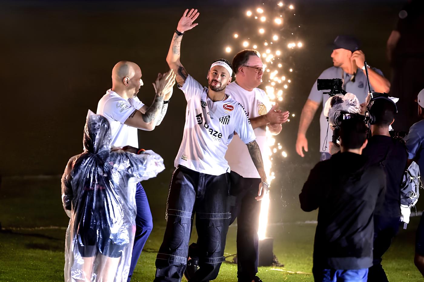 Com festa, Neymar é apresentado no Santos: “Dia muito especial”