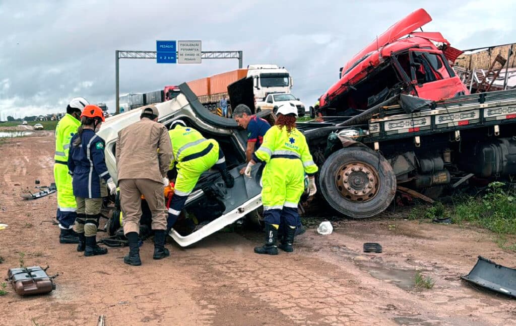 Acidente em Sorriso interrompe o trânsito e fere três pessoas