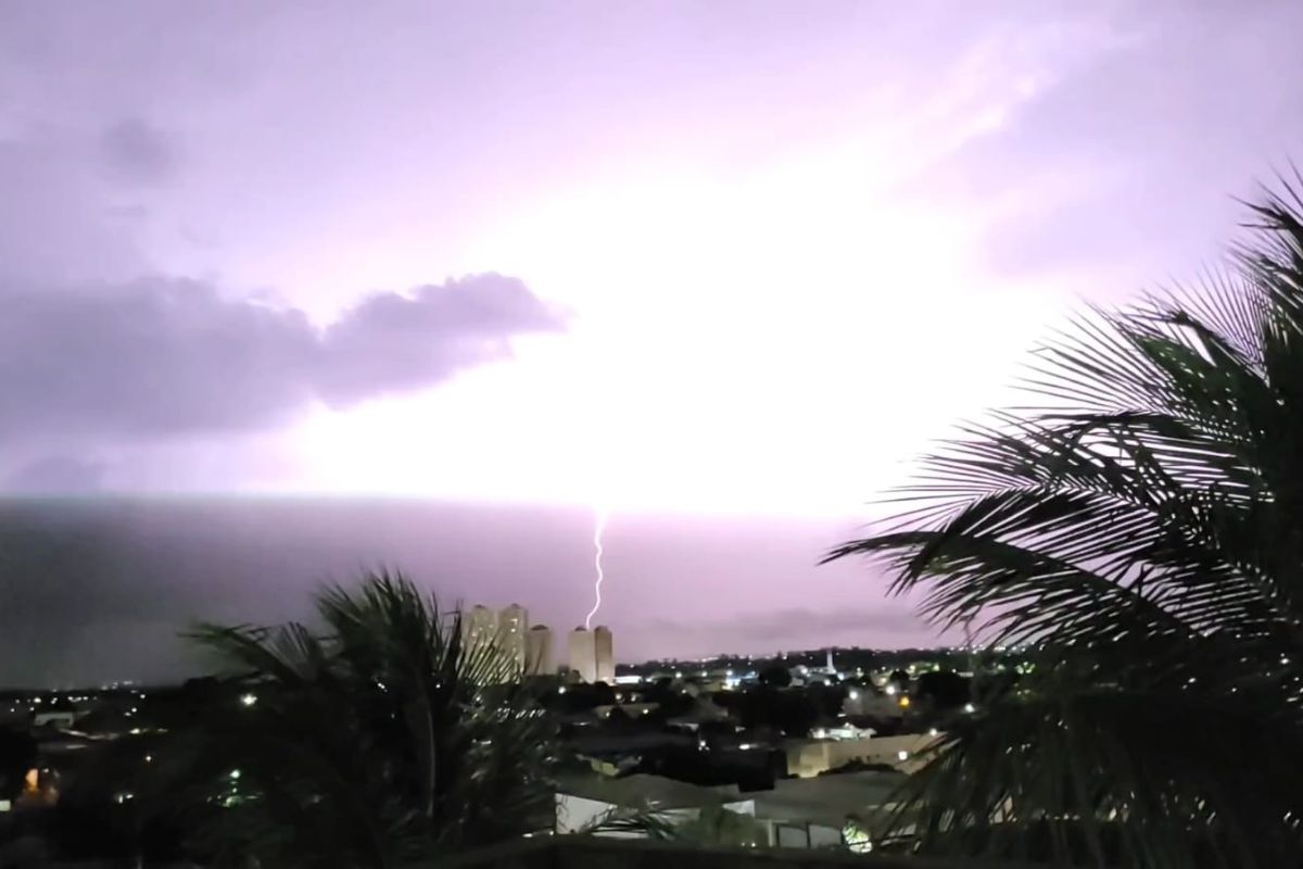 Mil raios iluminam o céu de Cuiabá em meio a tempestade recorde