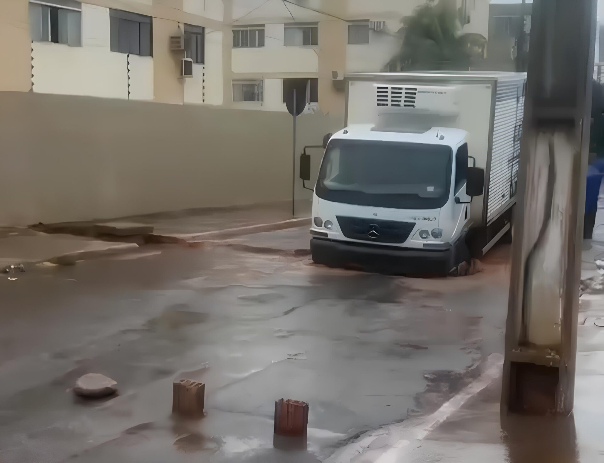Moradores de Cuiabá cobram solução após caminhão atolar em buraco no bairro Paiaguas