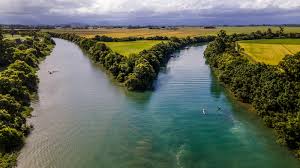 Pai embriagado cai de barco, abandona filho em perigo e ameaça populares no Rio Araranguá; VEJA VÍDEO