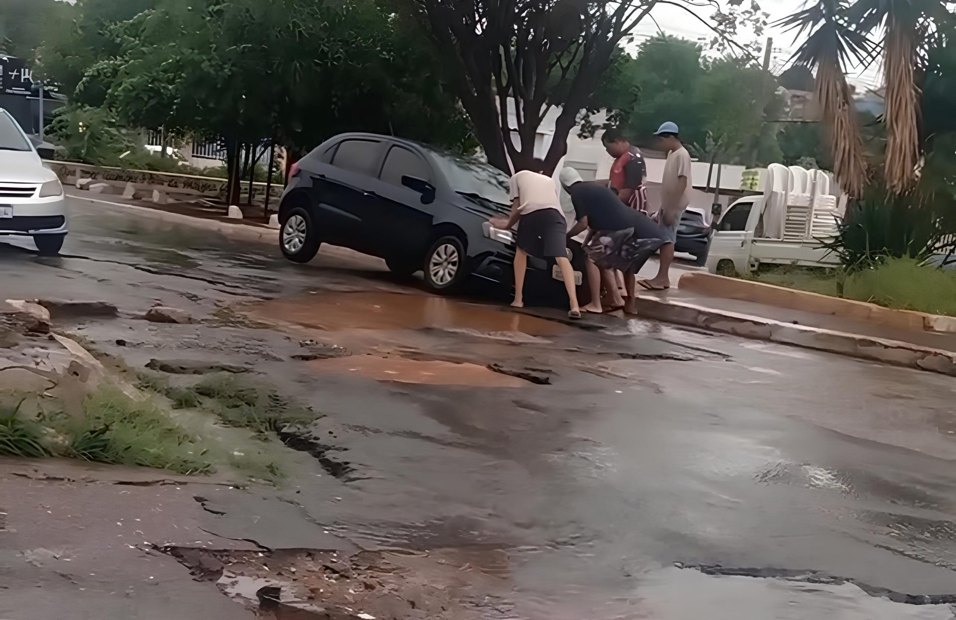 Buracos gigantes e ruas alagadas transformam CPA 4 em cenário de caos durante chuva em Cuiabá; VEJA VÍDEO