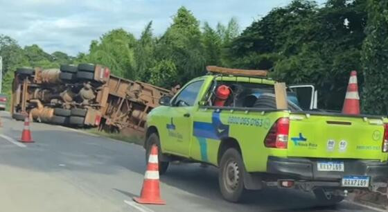 Carreta tomba na BR-364 e espalha caos em Jaciara