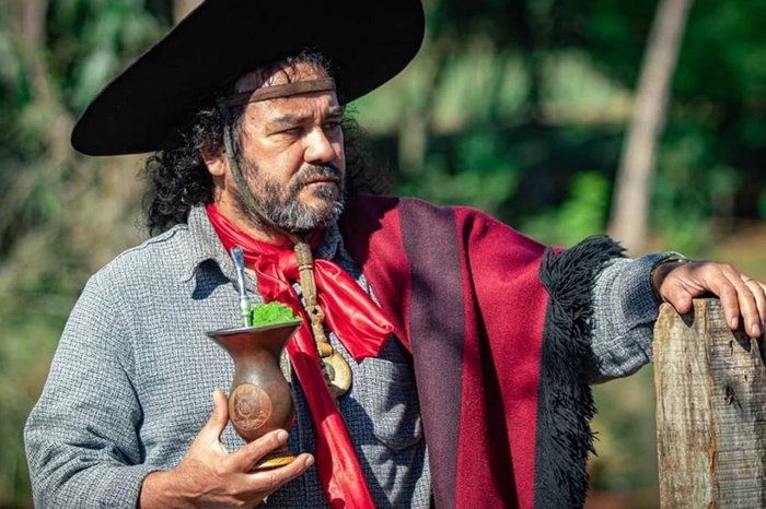 Cantor Baitaca sofre acidente em ponte no RS e deixa fãs preocupados; VEJA VÍDEO