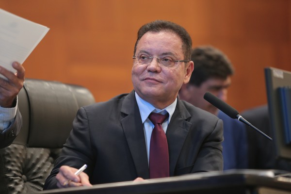 Deputado Eduardo Botelho presta homenagem a colegas em discurso emocionante; VEJA VÍDEO