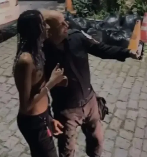Policial tira selfie com Oruam, filho de Marcinho VP, e vira alvo de investigação no RJ; VEJA VÍDEO
