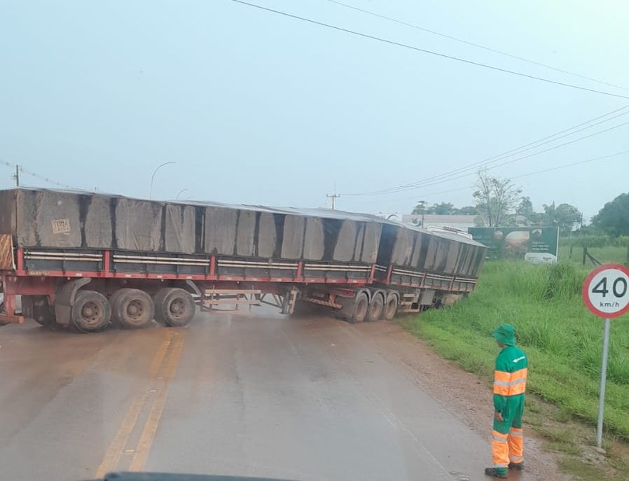 Caminhão Atolado Bloqueia Rodovia e Gera Transtornos