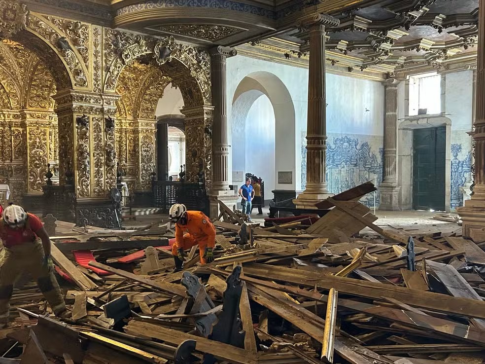 Teto desaba em igreja histórica de Salvador e deixa uma pessoa morta; VEJA VÍDEO