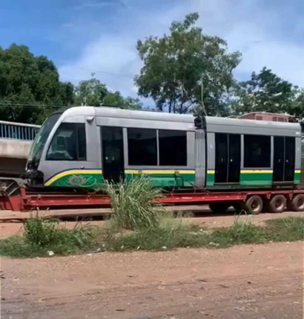 Vagões de Cuiabá partem para Salvador após anos de abandono
