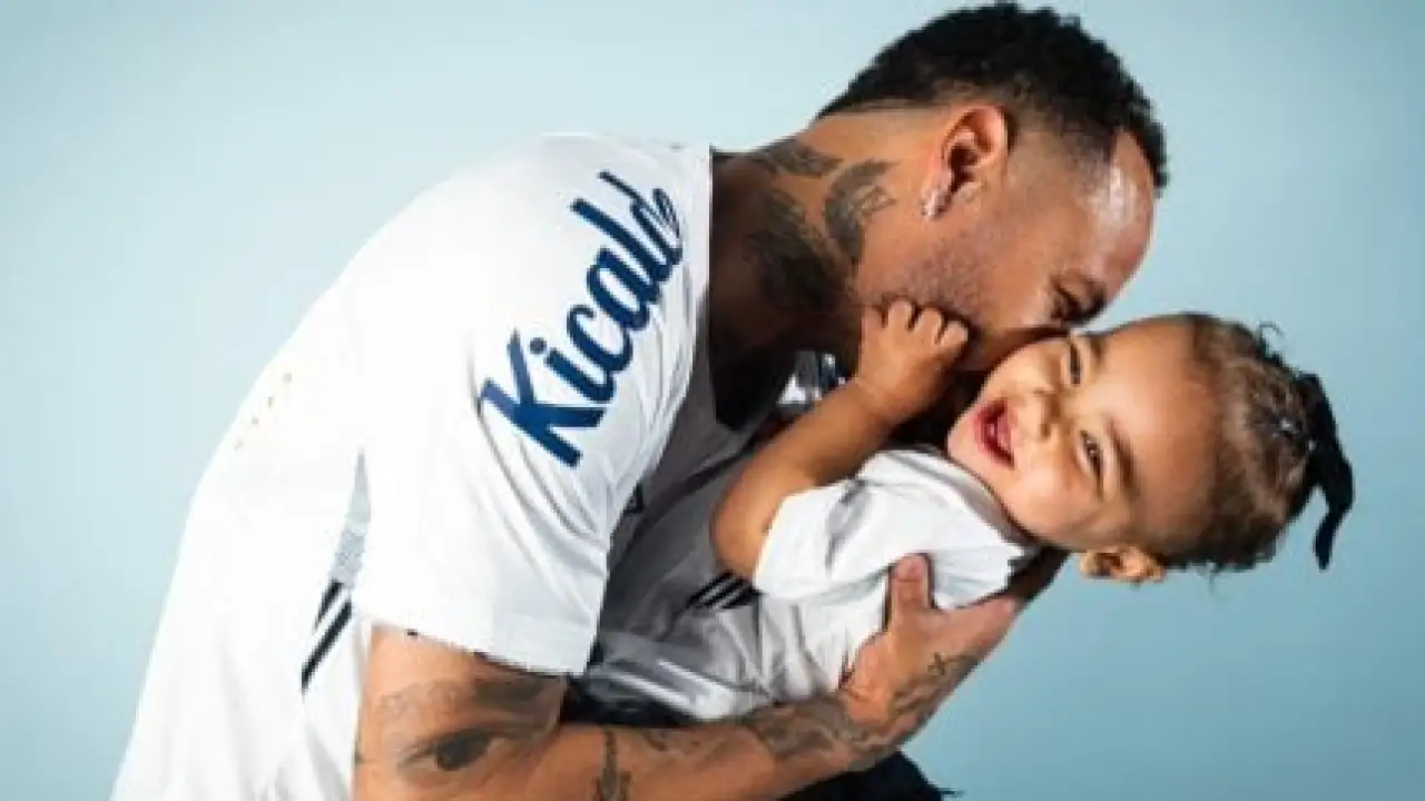 Mavie, filha de Neymar, rouba a cena em estreia pelo Santos e encanta torcida; VEJA VÍDEO