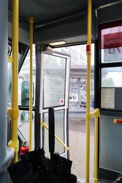 Motorista conduz ônibus com porta aberta em via movimentada