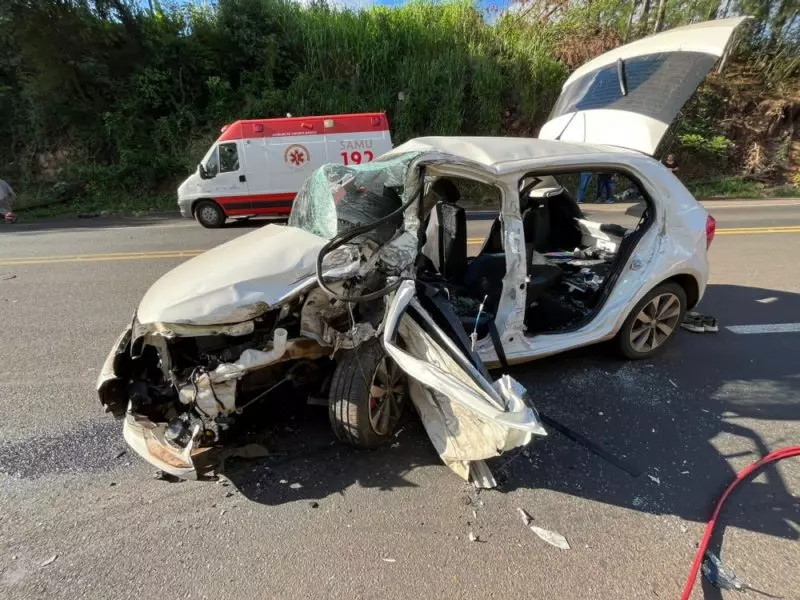 Motorista sobrevive a carro esmagado e surpreende com reação agressiva; VEJA VÍDEO