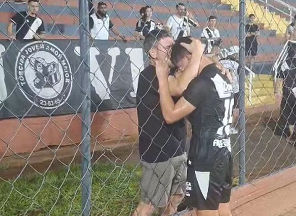 Estreia de jovem volante pela Ponte Preta emociona com gesto de gratidão ao pai; VEJA VÍDEO