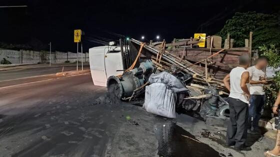 caminhão carregado tomba e assusta motoristas em Cuiabá