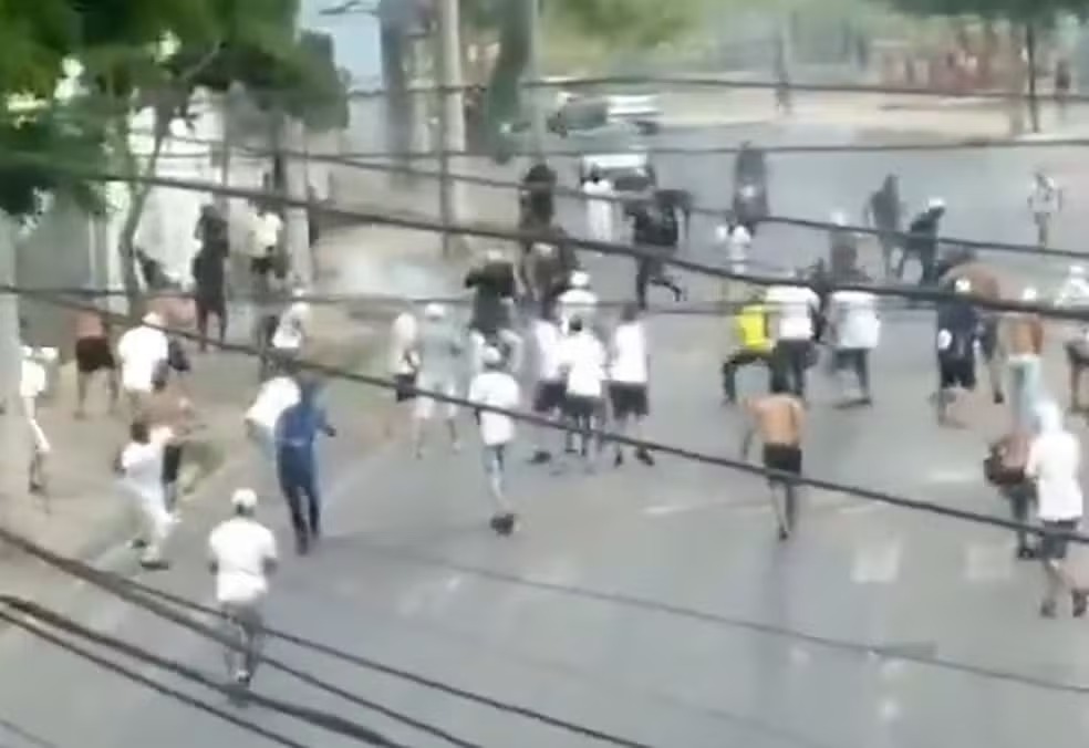 Confusão e brigas marcam clássico entre Cruzeiro e Atlético em Belo Horizonte; VEJA VÍDEO