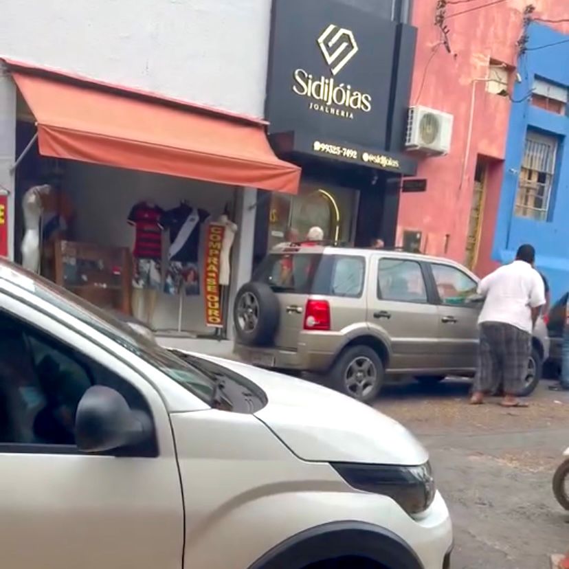 Tentativa de roubo em loja de ouro vira cena de ação no calçadão