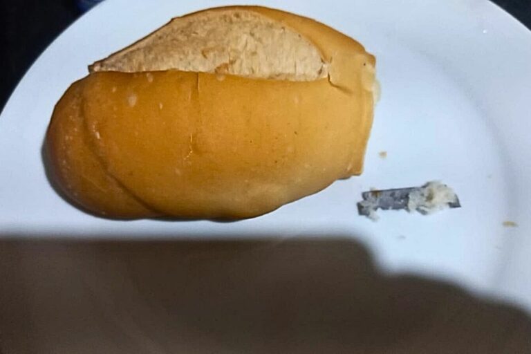 Homem encontra lâmina dentro de pão