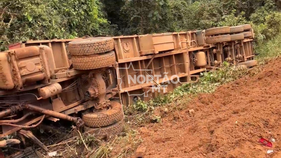 Caminhão tomba em rodovia de Sorriso e diesel contamina área rural
