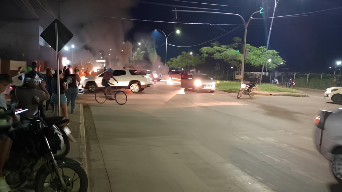 Moradores do bairro Paiaguás ergueram barricadas e incendiaram pneus