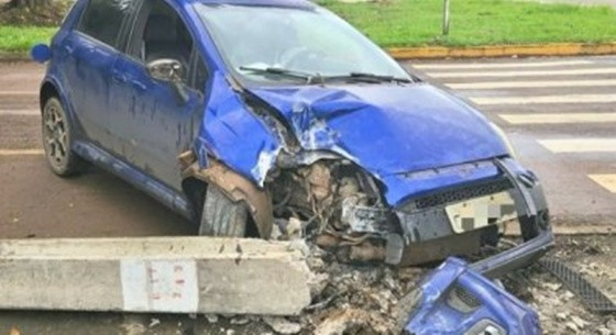 Fiat Punto fica destruído após colisão violenta com poste