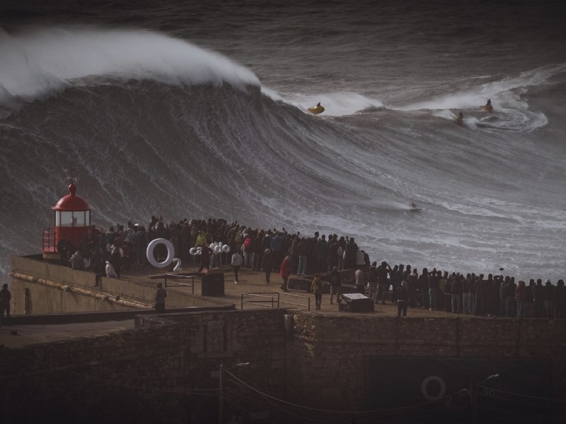 Gigantes de Nazaré: Will Santana cai de prancha e é engolido por onda, veja vídeo
