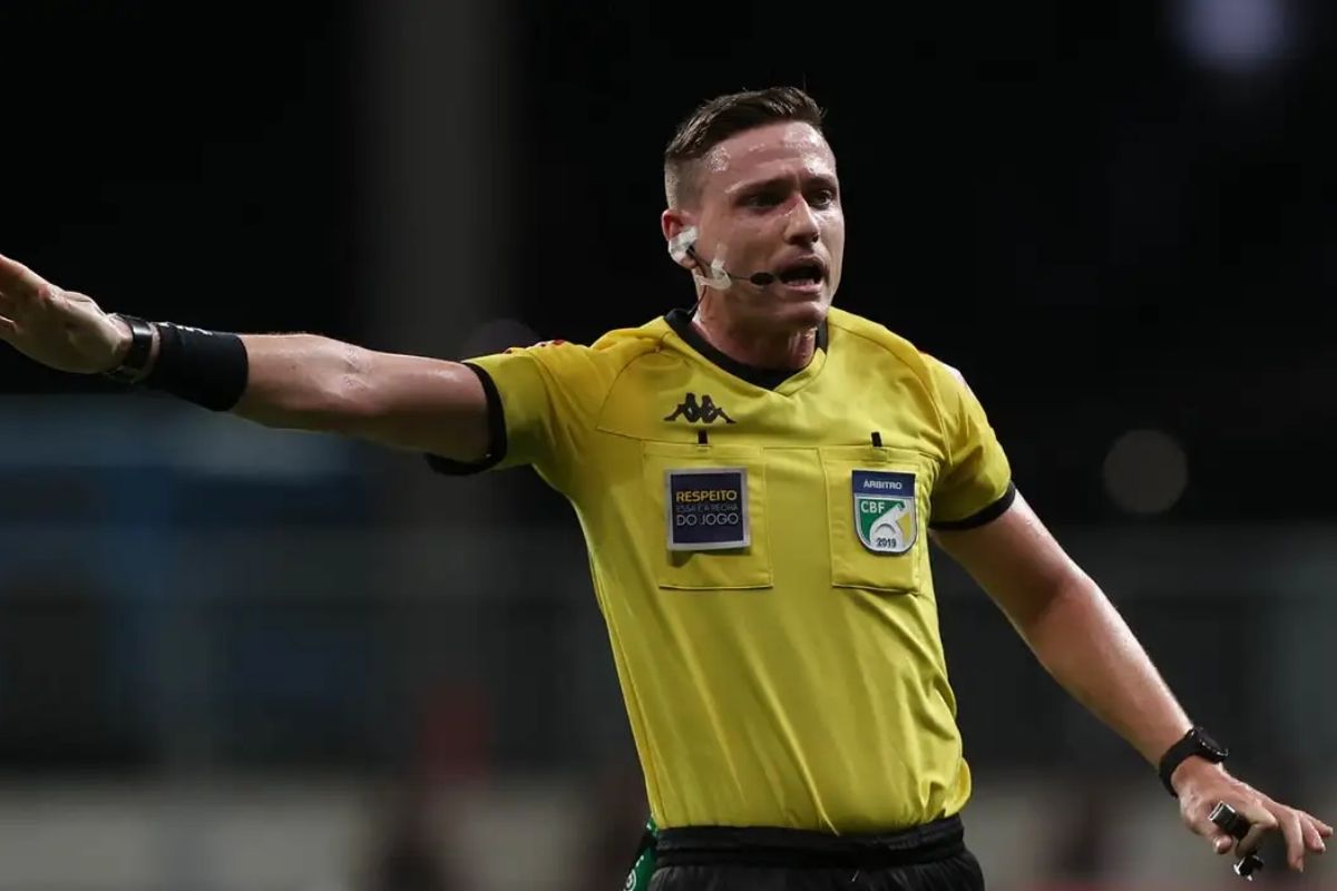 FIFA surpreende e coloca câmeras nos árbitros no Super Mundial de 2025; veja o que muda com a nova regra dos goleiros