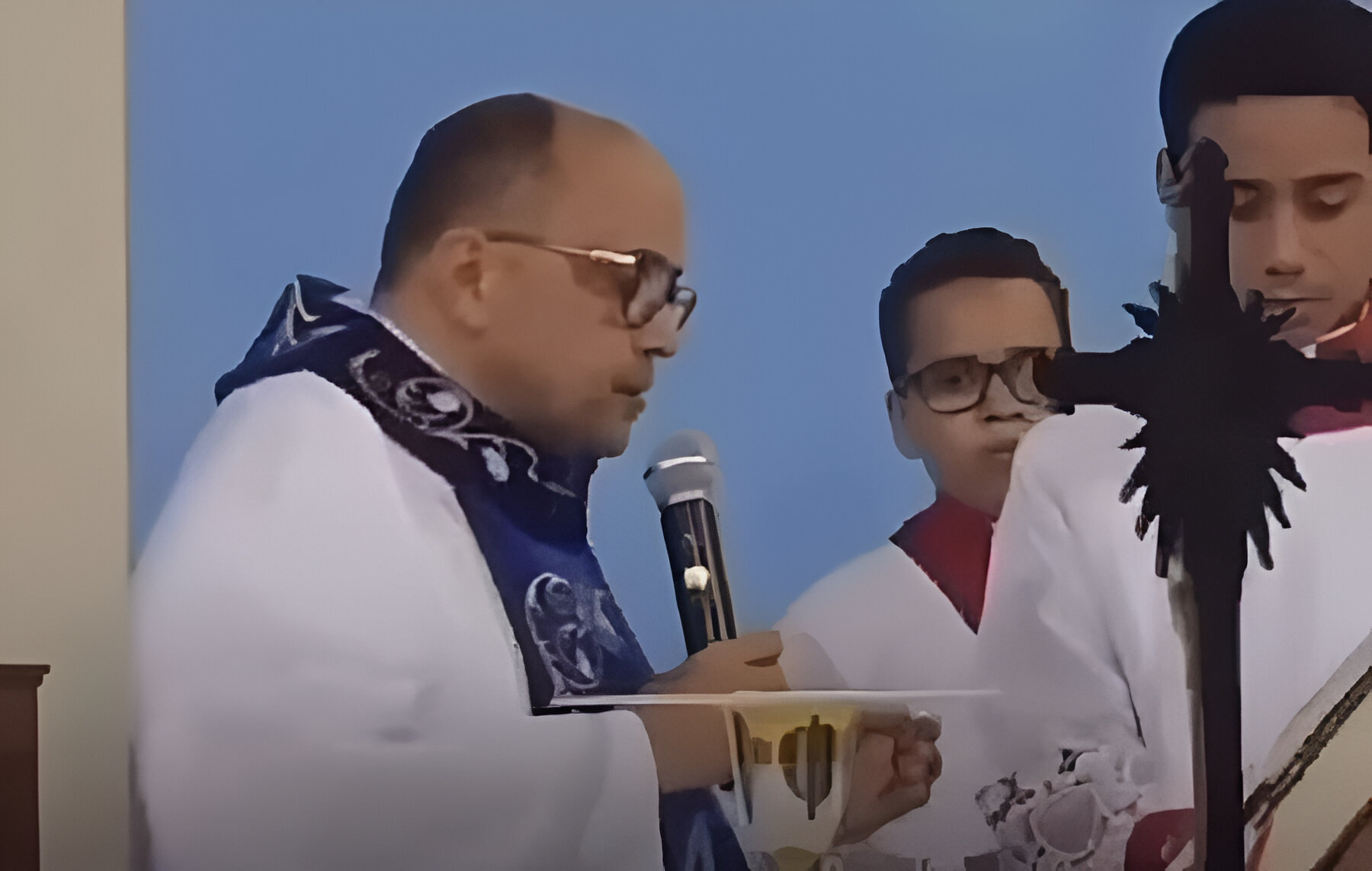 Padre confunde nome de novo papa com Napoleão XVI durante missa e gafe viraliza nas redes; veja vídeo