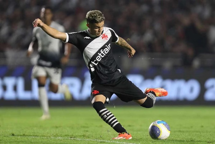 Vasco leva ‘cartão vermelho’ da FIFA e pode ficar sem reforços por dívida milionária