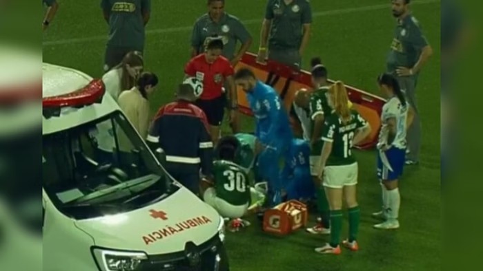 Goleira do Palmeiras desmaia em campo e é socorrida com colar cervical