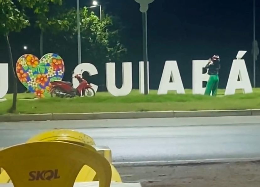 Jovem Celebra Primeira Moto em Ponto Turístico de Cuiabá