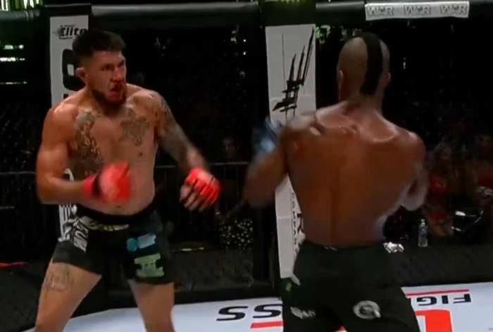 Cena brutal no MMA: lutador deixa octógono com orelha rasgada e sangramento intenso