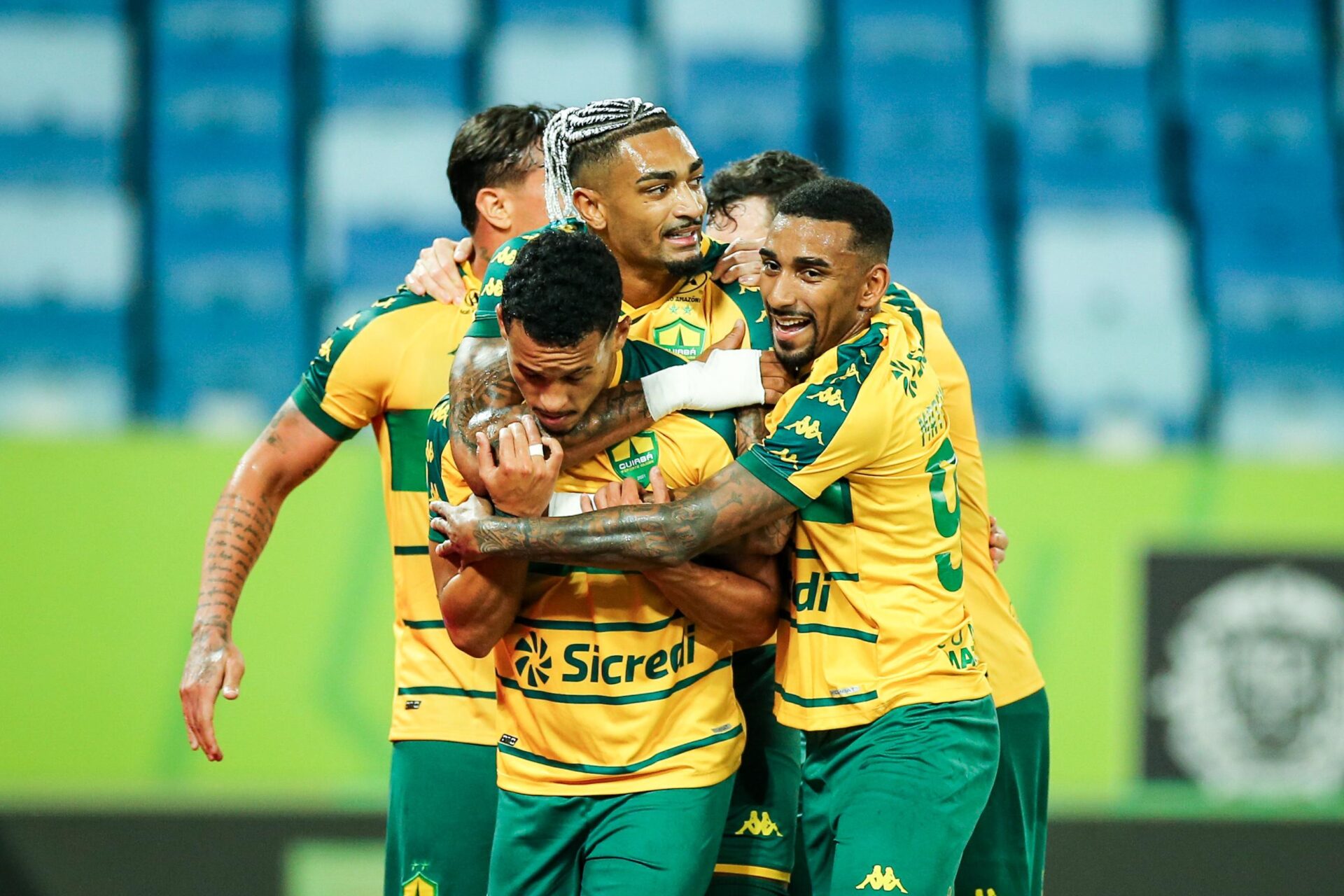 Cuiabá vence com um a mais, cola no G4 e acende alerta na Série B; veja o gol