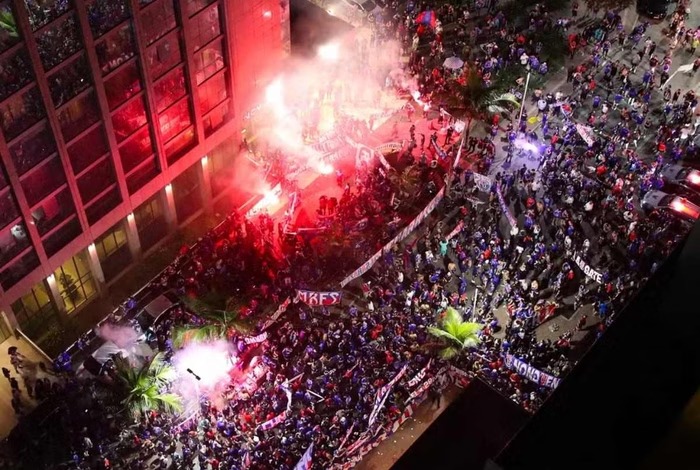 Torcida da La U causa alvoroço no Rio com foguetório antes de duelo decisivo com o Botafogo; veja