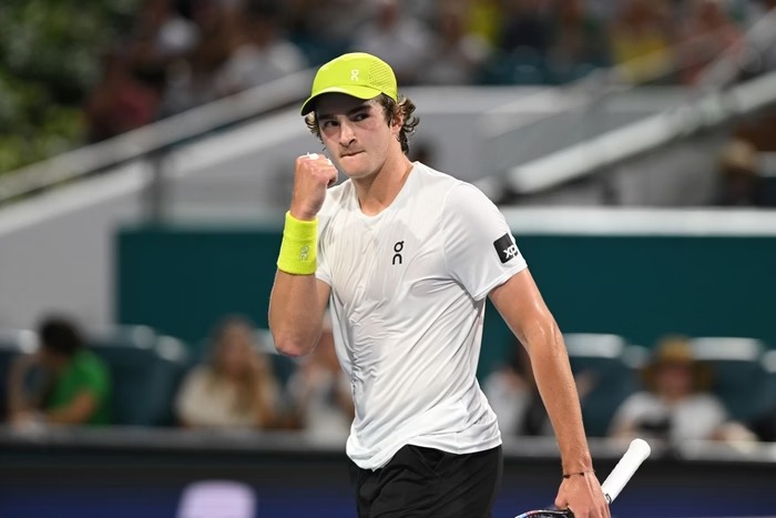 João Fonseca brilha em Paris e cala a torcida em Roland Garros com vitória surpreendente