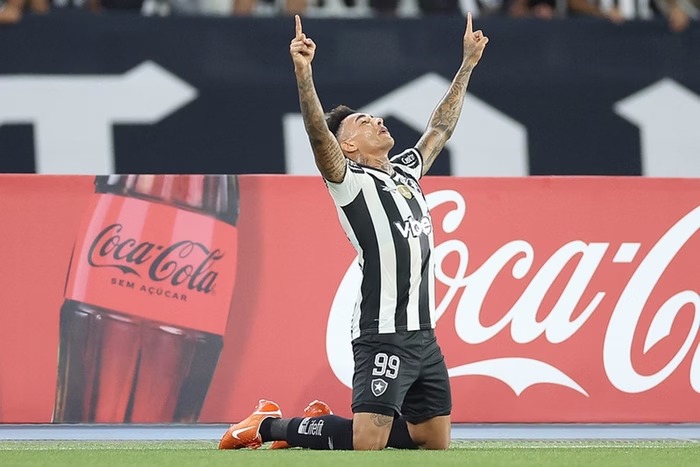 Botafogo resiste com um a menos, vence Universidad Chile e avança na Libertadores sob os olhos de Ancelotti; veja o gol