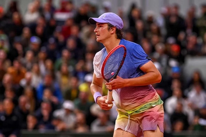 João Fonseca brilha em Roland Garros, elimina francês e faz história com apenas 18 anos