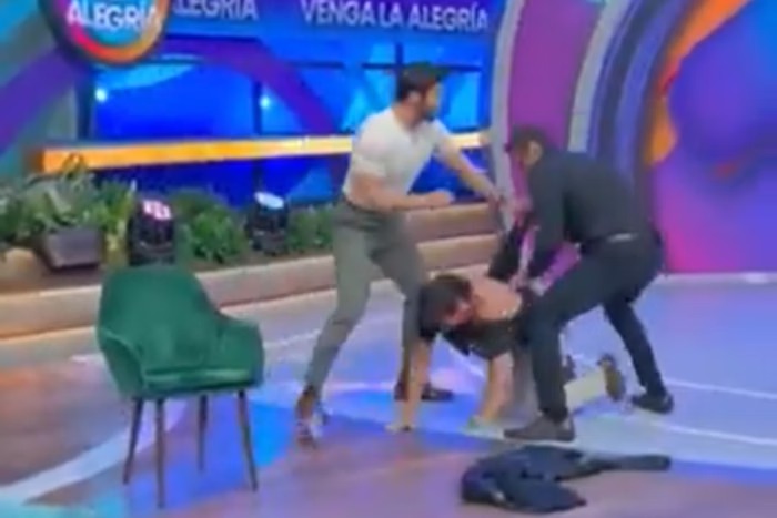 Surto ao vivo: lutador Alberto Del Río agride equipe em programa de TV no México